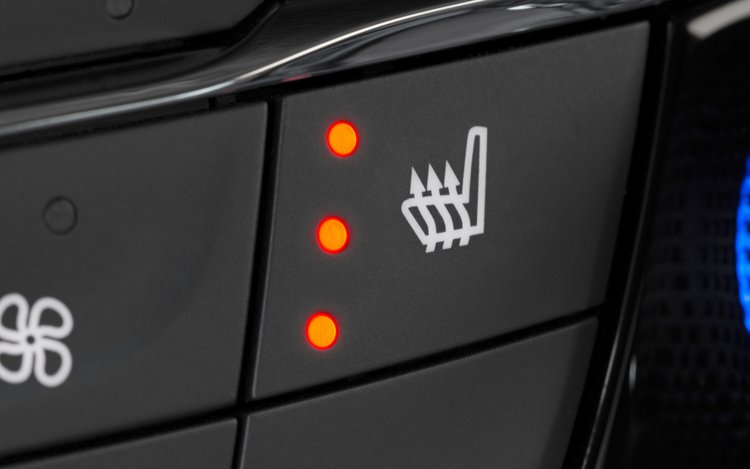 Aktivierte Sitzheizung im Fahrzeuginnenraum mit Bedienelement