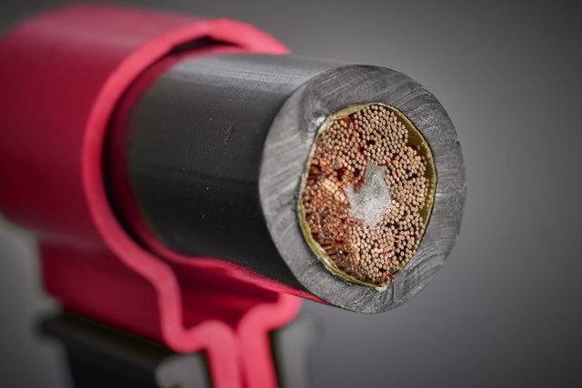 Die HF-optimierte Litzenkonstruktion mit extrem feinen Einzeldrähten reduziert Skin- und Proximity-Verluste gezielt und unterstützt eine gleichmäßige Stromverteilung bei hoher Effizienz und mechanischer Robustheit im FTS-Einsatz.