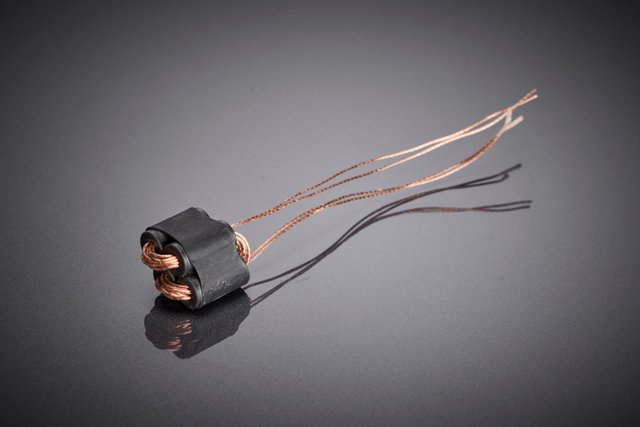Die kompakte Ferritkern-Baugruppe mit hochisolierter HF-Litze ist auf extreme mechanische, thermische und elektromagnetische Belastungen ausgelegt und unterstützt den zuverlässigen Einsatz in militärischen Elektronikanwendungen.