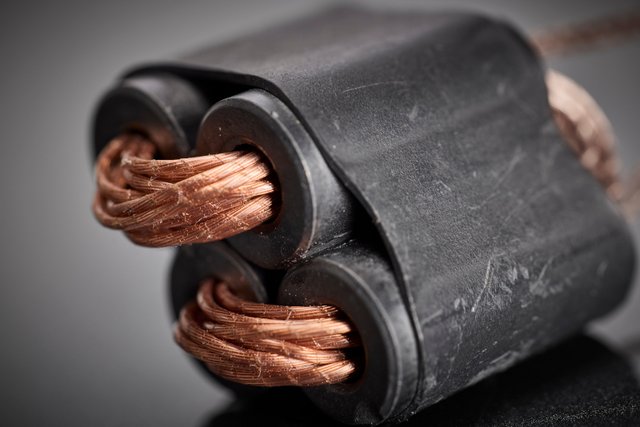 Die mehrfach isolierte HF-Litze mit dichter Bündelung und präziser Führung durch den Ferritkern unterstreicht das robuste Isolations- und EMV-Konzept für hochzuverlässige militärische Systeme.
