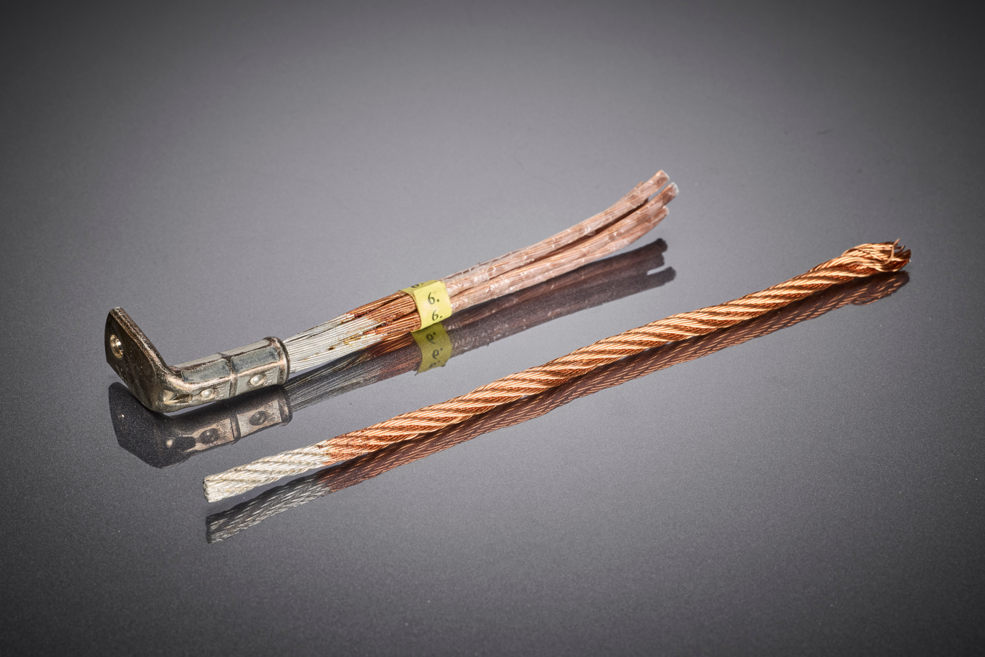 Vergleich unterschiedlicher Kontaktierungsausführungen einer RUPALIT HF-Litze – vom freigelegten Litzenquerschnitt bis zur integrierten Anschlusslösung. Die präzise Verarbeitung aller Einzeldrähte bildet die Grundlage für eine verlustarme und dauerhaft stabile elektrische Verbindung.