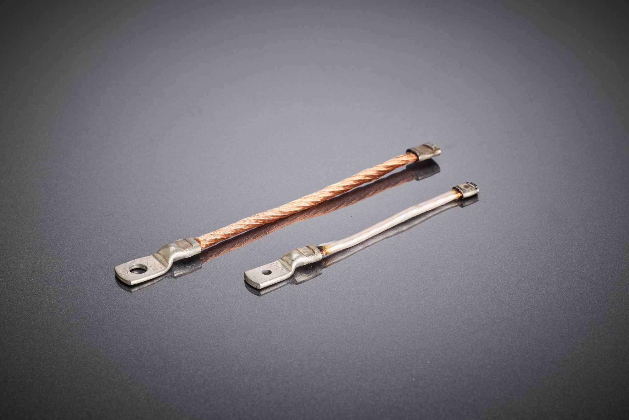 Gegenüberstellung konfektionierter HF-Litzen für unterschiedliche Strombereiche – von flexiblen Hochstromausführungen bis hin zu kompakteren Varianten. Die angepasste Verbindungstechnik stellt über den gesamten Querschnitt eine homogene, belastbare und verlustarme Kontaktierung sicher.