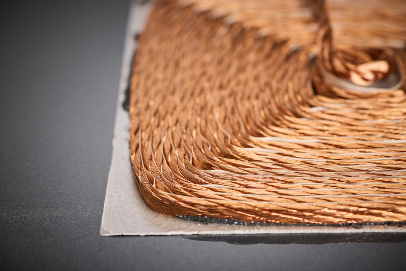 Die optimierte Wicklungsgeometrie der HF-Litze sorgt bei 85 kHz für eine homogene Stromverteilung, reduzierte AC-Verluste und eine stabile thermische Performance innerhalb vergossener Hochleistungs-Ladepads.