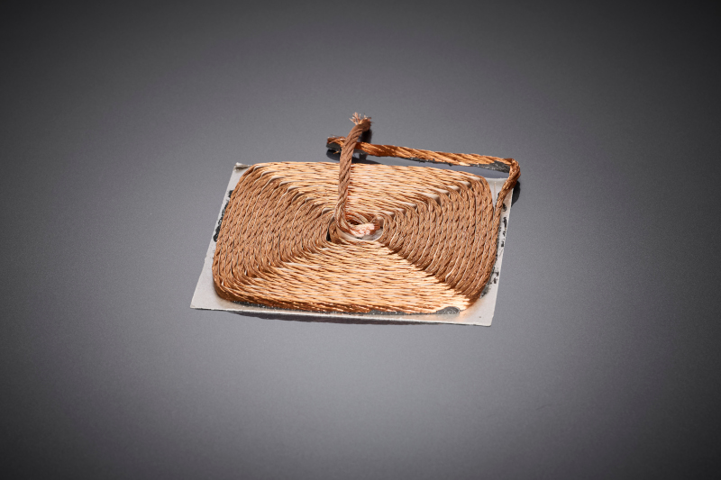 Die für das induktive Ladesystem ausgelegte HF-Spule bildet die Grundlage für eine verlustarme Energieübertragung gemäß SAE J2954 und ist auf hohe Ladeleistungen sowie robuste Unterbodenintegration im Fahrzeug ausgelegt.