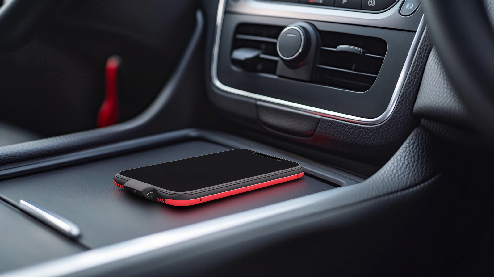 Smartphone wird induktiv in der Mittelkonsole eines Fahrzeugs geladen