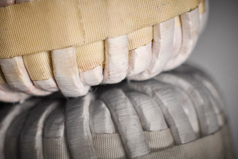 Diese Detailaufnahme verdeutlicht die präzise Wicklungsstruktur der HF-Litze, die gezielt für den Einsatz in On-Board-Chargern mit Wide-Bandgap-Halbleitern ausgelegt ist und AC-Verluste bei hohen Schaltfrequenzen reduziert.