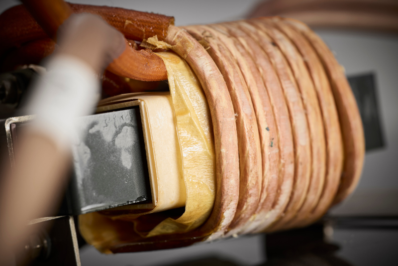 Das verstärkte Isolations- und Fixierungskonzept mit HF-Litze und Aramidmaterialien ist auf die hohen thermischen, mechanischen und normativen Anforderungen der Bahntechnik ausgelegt und unterstützt einen dauerhaft zuverlässigen Betrieb.