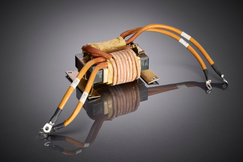 Die optimierte Litzendraht-Wicklung ermöglicht eine gleichmäßige Stromverteilung bei sehr hohen Strömen und bildet die Grundlage für kompakte, effiziente Transformatoren in sicherheitskritischen Bahnstromanwendungen.