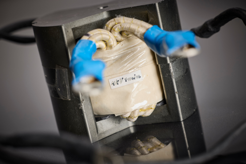 Das Detail verdeutlicht das teilentladungsarme Isolationskonzept der Wicklung mit HF-Litze und zusätzlicher mechanischer Fixierung, ausgelegt für jahrzehntelangen Betrieb in der Hilfsstromversorgung von Schienenfahrzeugen.