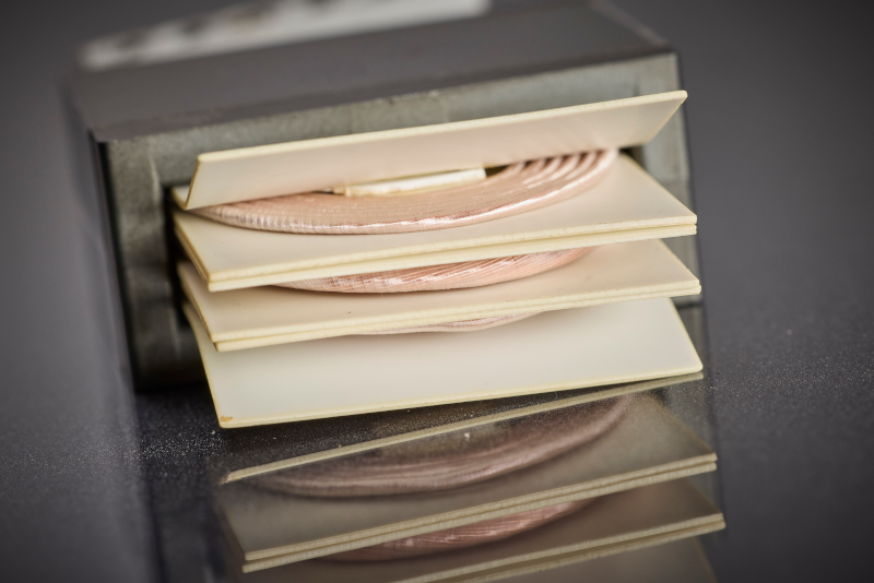 Der definierte Lagenaufbau der profilierten HF-Litze trägt zu einer gleichmäßigen Belastung der Wicklung bei und unterstützt eine thermisch stabile und reproduzierbare Ausführung in der Serienproduktion.