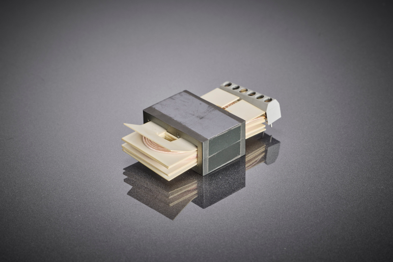 Die profilierte HF-Litzenwicklung ist auf eine stabile Lageführung und gleichbleibende Qualität in automatisierten Wickelprozessen ausgelegt und unterstützt eine effiziente Serienfertigung in Anwendungen der erneuerbaren Energien.