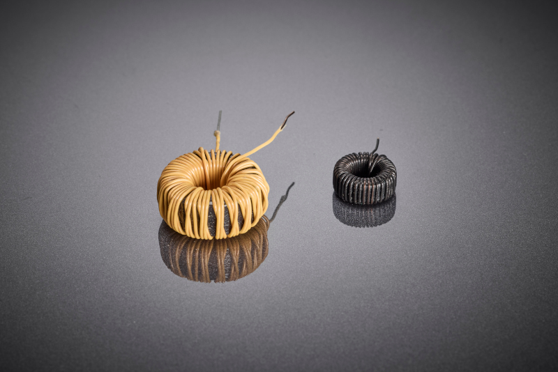 Die angepasste Litzengeometrie und Umspinnung unterstützen eine stabile Führung durch den Ringkern und bilden die Grundlage für einen prozesssicheren Wickelablauf bei hoher Packungsdichte.