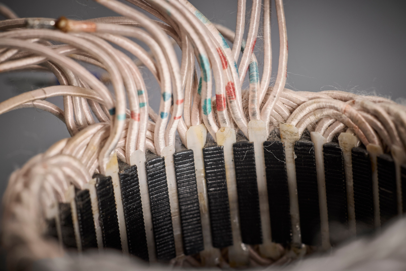 Die optimierte Litzenstruktur unterstützt eine gleichmäßige Stromverteilung bei hohen Schaltfrequenzen und trägt zur thermischen Entlastung sowie zur mechanischen Stabilität der Motorwicklung bei.