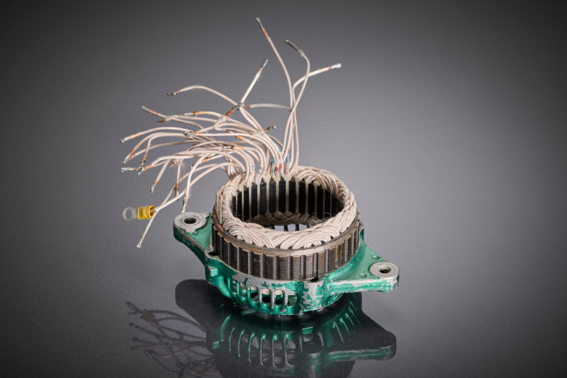 Die Wicklungsauslegung ist gezielt auf den Betrieb mit frequenzvariablen Antrieben abgestimmt und reduziert inverterbedingte Verluste im Zusammenspiel von Leistungselektronik und Motor.