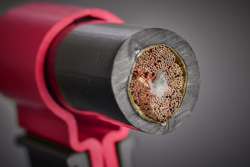 Die HF-optimierte Litzenkonstruktion mit extrem feinen Einzeldrähten reduziert Skin- und Proximity-Verluste gezielt und unterstützt eine gleichmäßige Stromverteilung bei hoher Effizienz und mechanischer Robustheit im FTS-Einsatz.