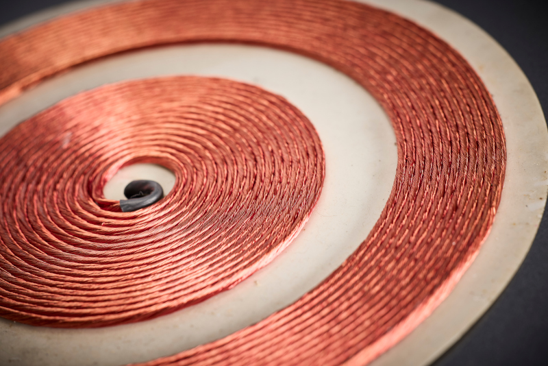 Die dicht gepackte, profilierte Litzenstruktur unterstützt einen hohen Kupferfüllfaktor und ist auf maximale Leistungsdichte unter der Glaskeramik ausgelegt.