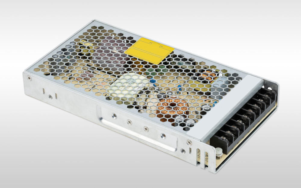 Offenes Industrie-Schaltnetzteil mit Transformator und Leistungselektronik, beispielhaft für kompakte und effiziente Stromversorgungslösungen in der Industrieelektronik.