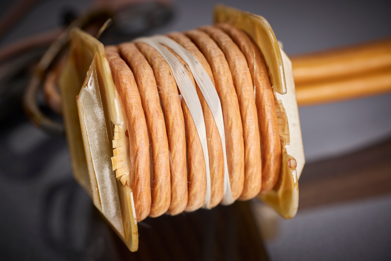 Die mehrfach isolierte HF-Litze ermöglicht große Spannungsfestigkeit und sichere Kriechstrecken, ohne zusätzlichen Bauraum durch Tape-Lagen zu beanspruchen – eine zentrale Voraussetzung für MOPP-konforme Medizintechnik.