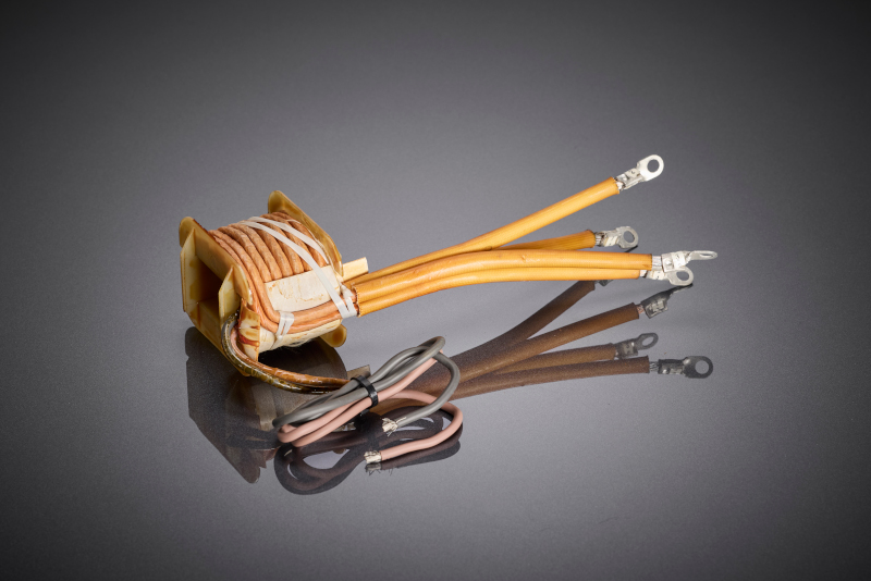 Der HF-optimierte Trenntransformator zeigt eine kompakte Wicklungsauslegung, bei der verstärkte Isolation und Patientenschutz gemäß IEC-Normen bereits auf Leiter- und Wicklungsebene umgesetzt sind.