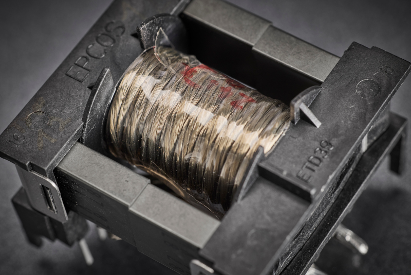 Die experimentelle Wicklungsauslegung zeigt den Fokus auf verlustarme Leiterführung und reproduzierbare Geometrien, wie sie für iterative Prototypentwicklungen in Forschung und Lehre entscheidend sind.