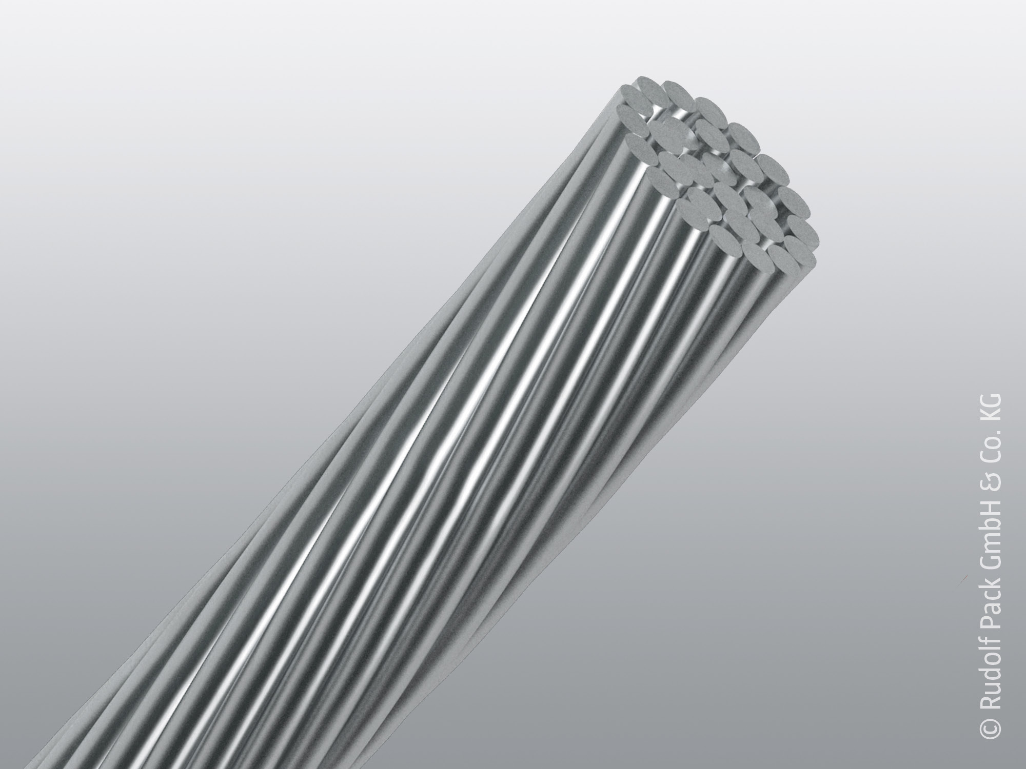 Mehrdrähtige Aluminiumlitze im schrägen Anschnitt vor hellem Hintergrund