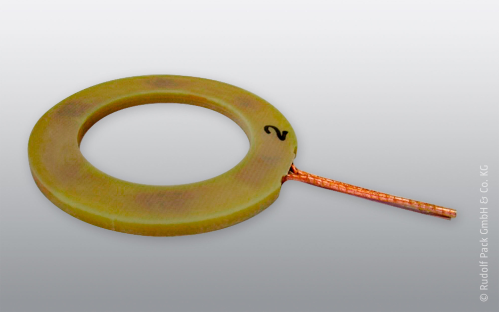 Ringförmige Leiterplatte mit integrierter Kupferlitze als Versuchsaufbau zur Untersuchung von Stromverteilung und elektromagnetischem Verhalten.